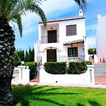 Con Vistas A La Piscina بيت للعطل
