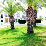 Con Vistas A La Piscina بيت للعطل