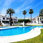 Con Vistas A La Piscina بيت للعطل