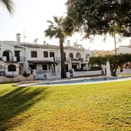 Сasa de vacaciones Con Vistas A La Piscina Torrevieja
