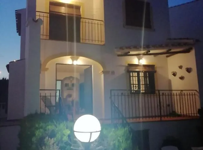 Con Vistas A La Piscina Сasa de vacaciones *